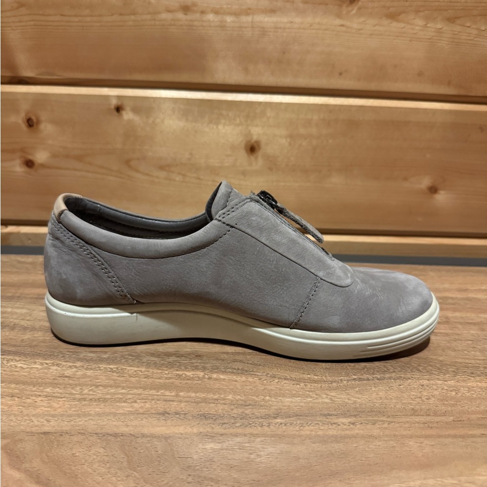 Like New Ecco Soft 7 Zip Leather Sneaker Women's Warm Grey - US Size 5 / EU 36 - Picture 9 of 10